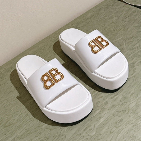 RISE SANDALS IN WHITE SHINY LAMBSKIN GOLD BUCKLE