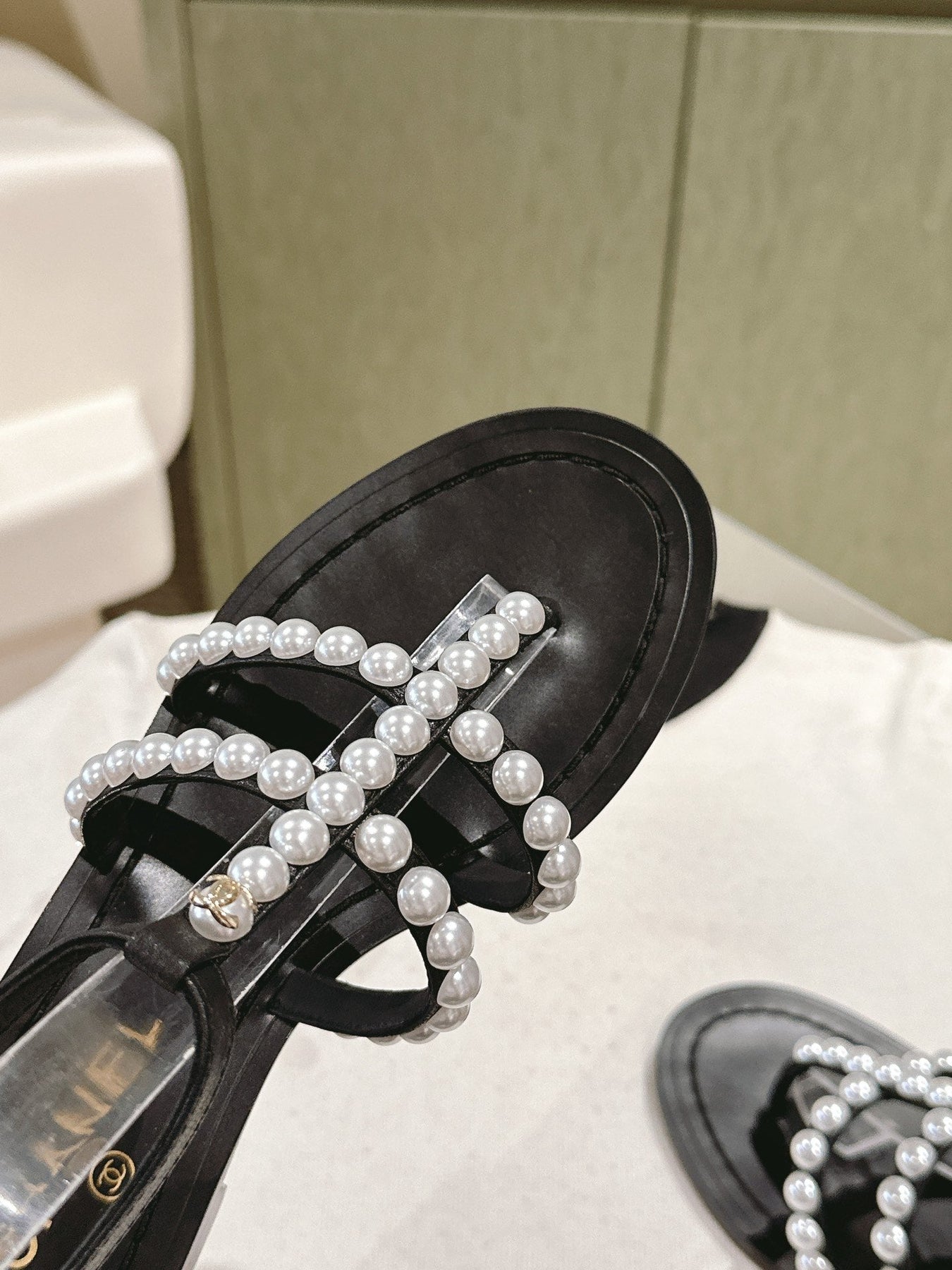 CC SANDALS PEARL ROMAN IN BLACK LAMBSKIN