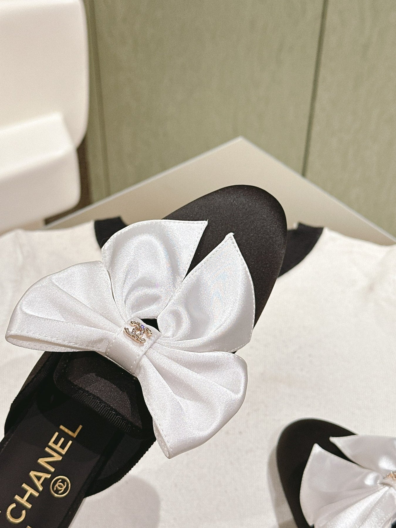 CC MULE WITH SILK WHITE BOW AND BLACK LAMBSKIN