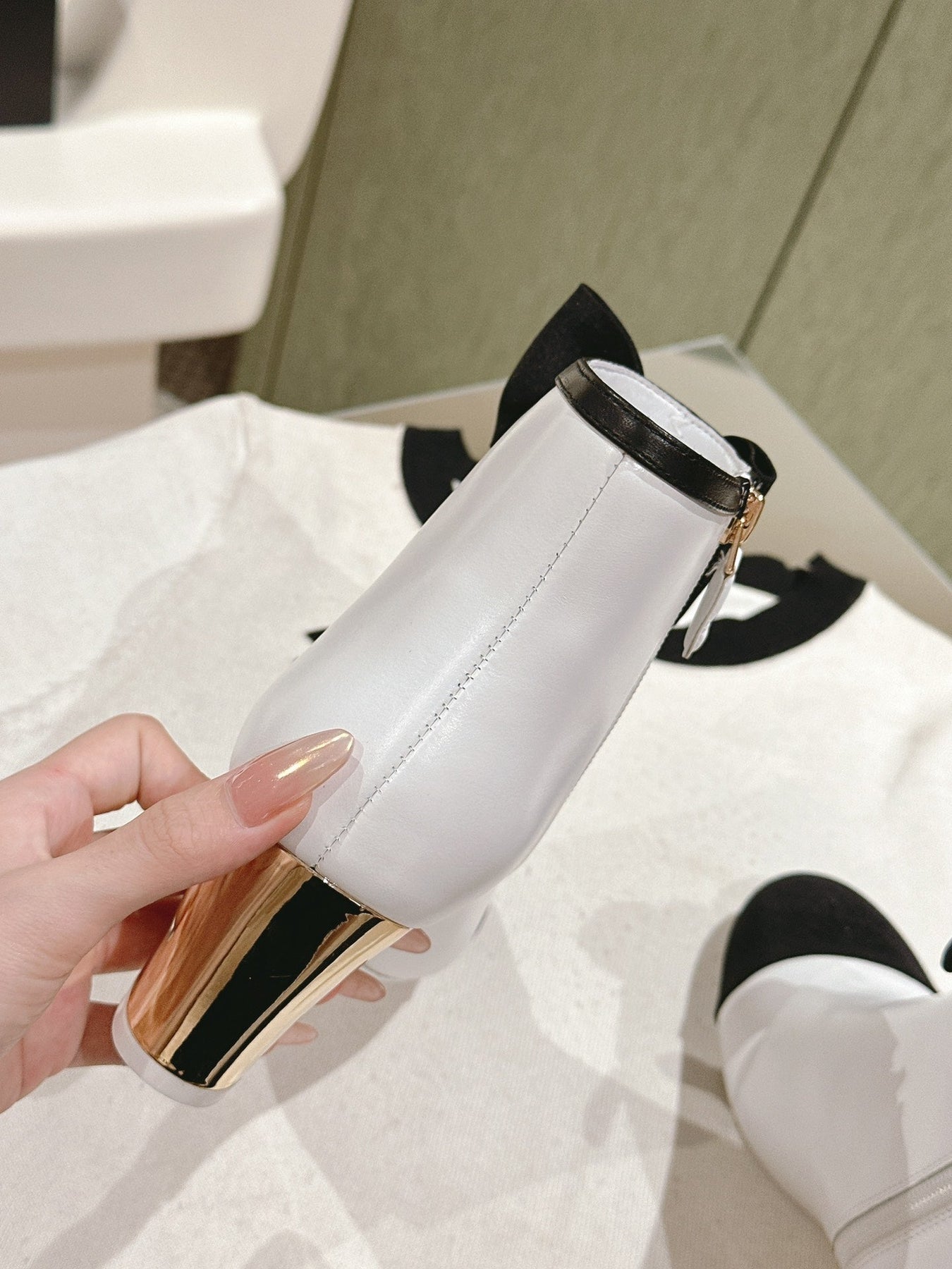 CC SHORT BOOST WHITE PURE LAMBSKIN