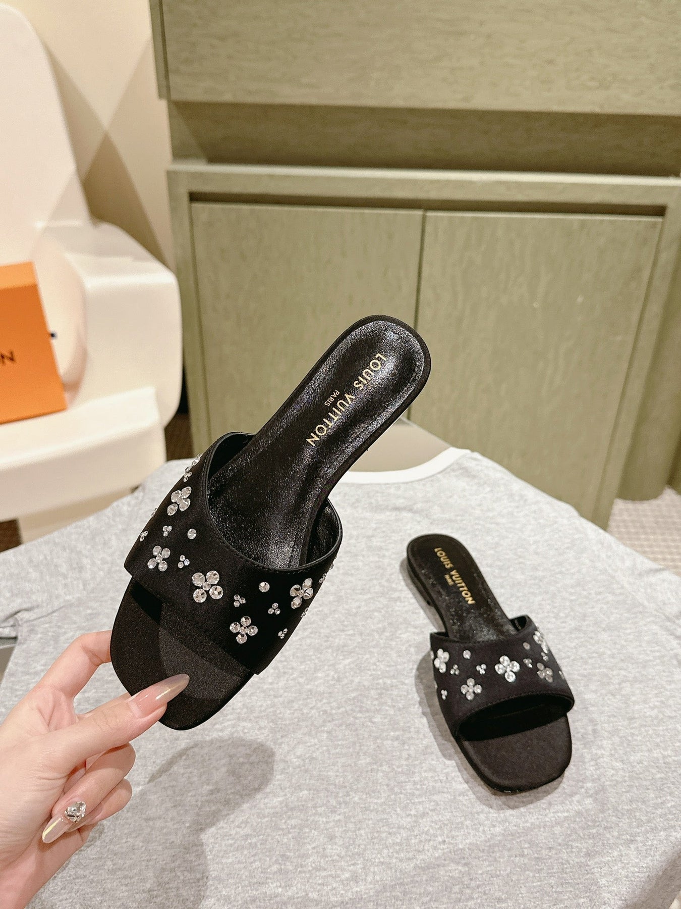 LV WOMEN FLAT MULE IN BLACK SATIN WITH RHINESTONE