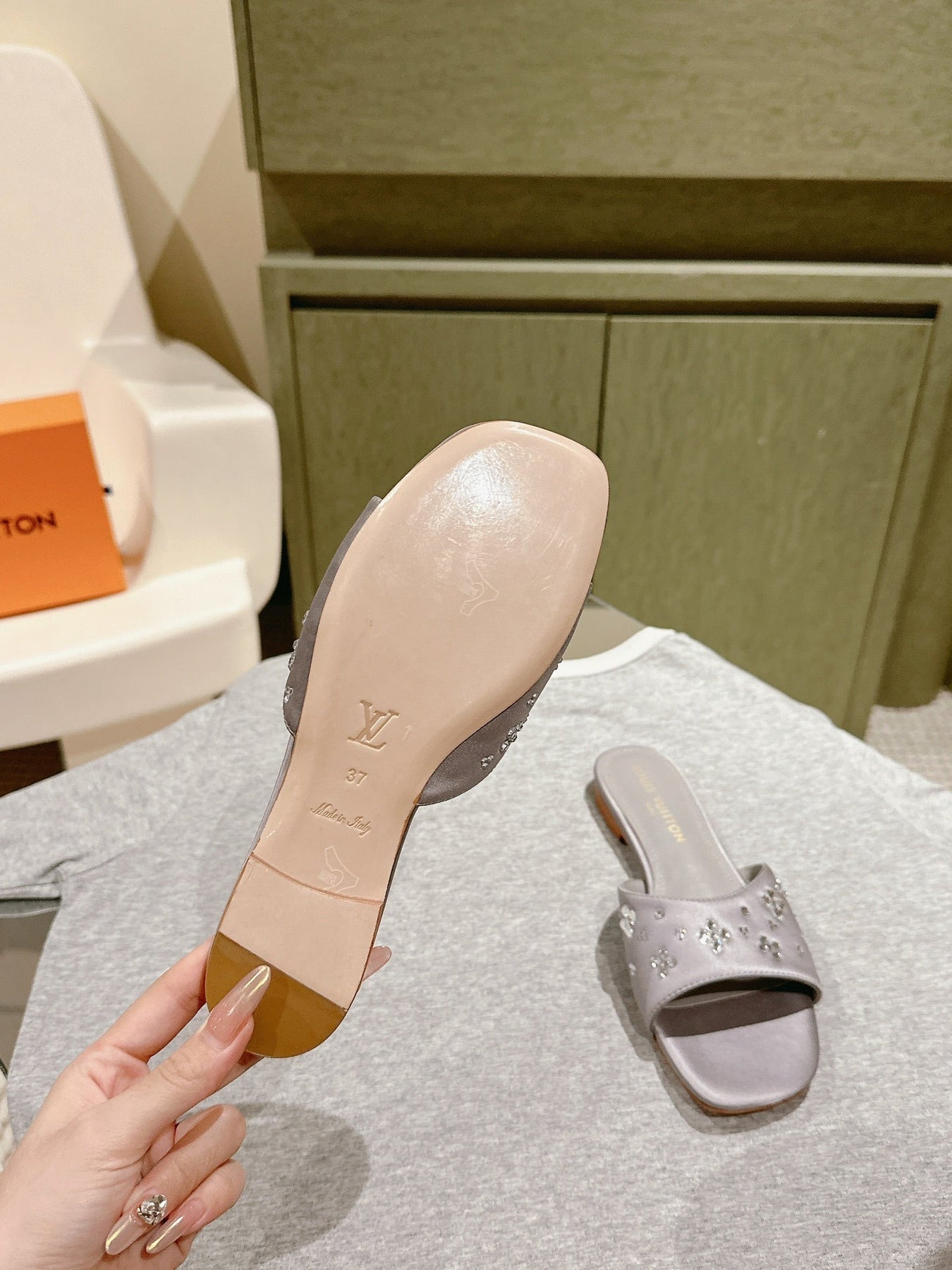 LV WOMEN FLAT MULE IN PASTEL PURPLE SATIN WITH RHINESTONE