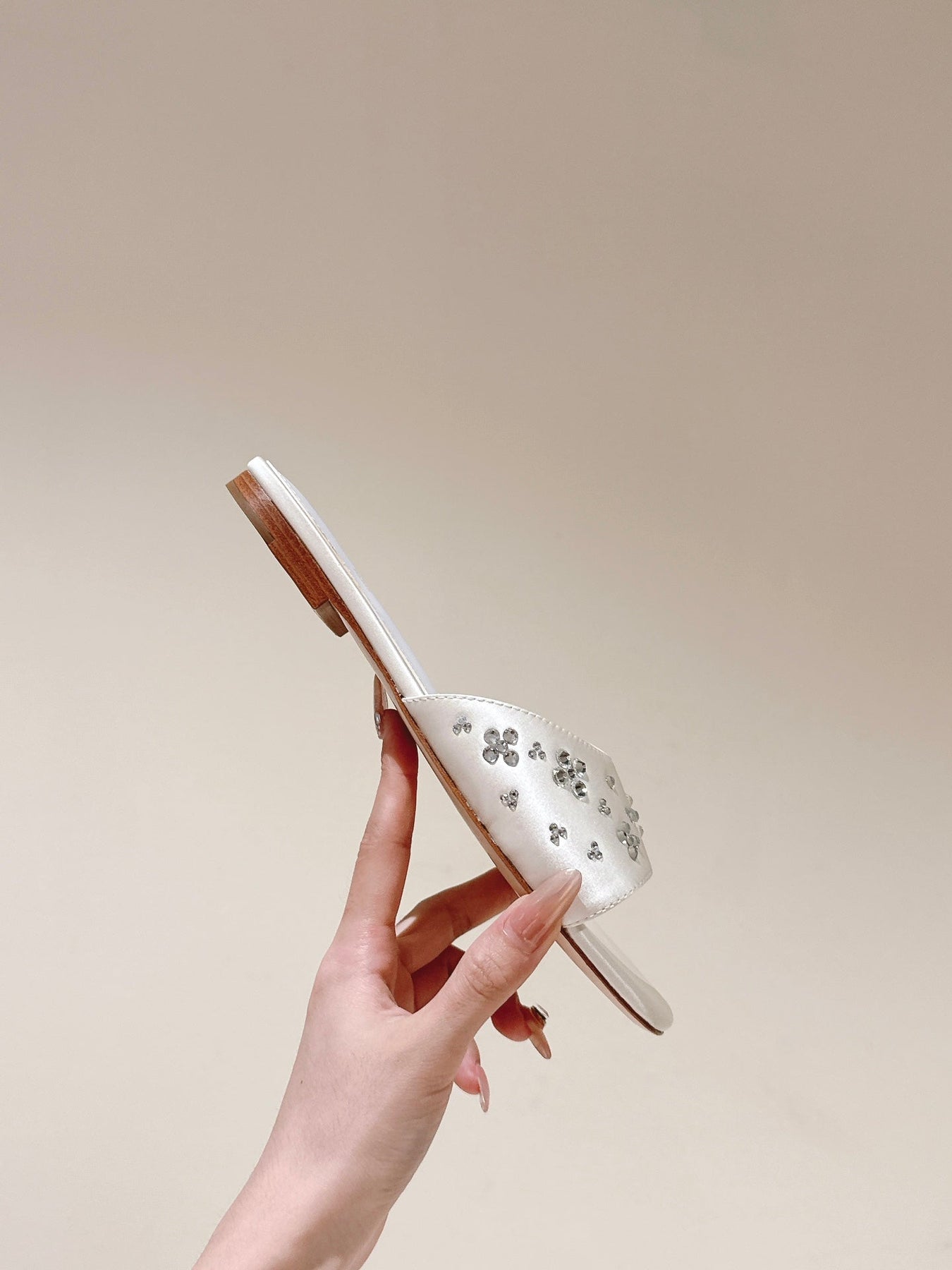 LV WOMEN FLAT MULE IN WHITE SATIN WITH RHINESTONE