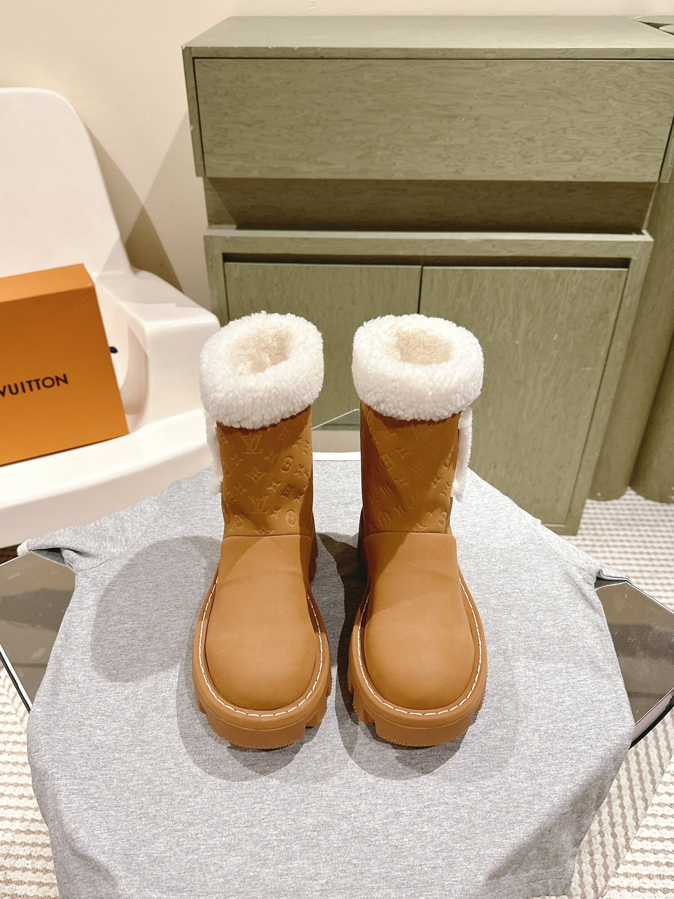 ANKLE BOOTS IN BRONZE BROWN EMBOSSED CALFSKIN AND WHITE SHEARLING