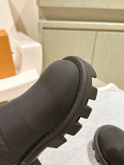 ANKLE BOOTS IN BLACK EMBOSSED CALFSKIN AND WHITE SHEARLING