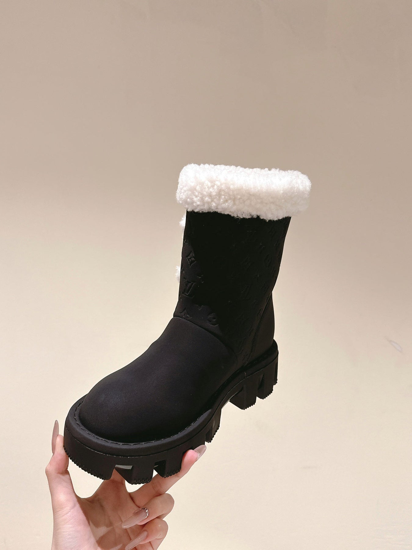 ANKLE BOOTS IN BLACK EMBOSSED CALFSKIN AND WHITE SHEARLING