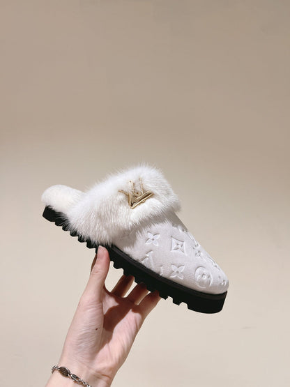 COSY FLAT COMFORT CLOG IN WHITE MONOGRAM LAMB WOOL AND MINK FUR