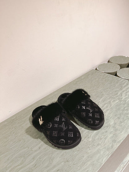 COSY FLAT COMFORT CLOG IN BLACK MONOGRAM LAMB WOOL AND MINK FUR