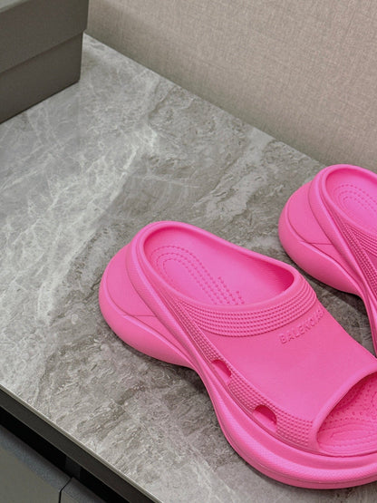 POOL CROCS SLIDE SANDAL IN BRIGHT PINK RUBBER