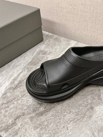 POOL CROCS SLIDE SANDAL IN BLACK RUBBER