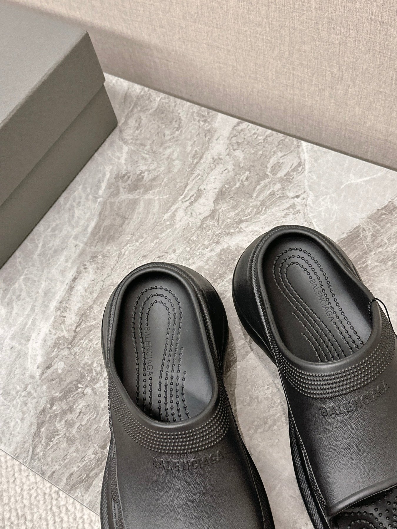 POOL CROCS SLIDE SANDAL IN BLACK RUBBER