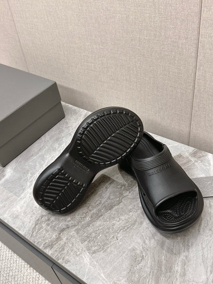 POOL CROCS SLIDE SANDAL IN BLACK RUBBER