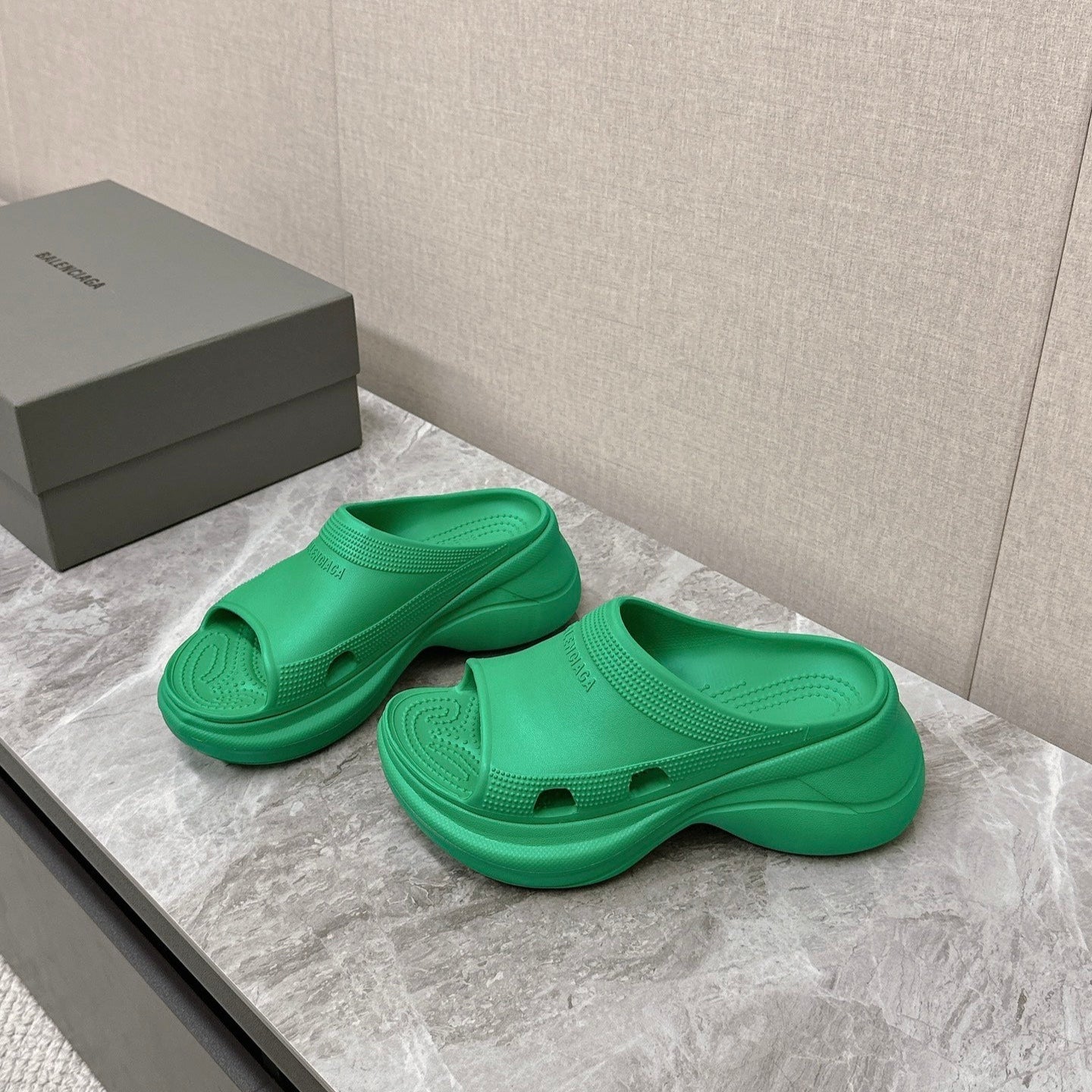 POOL CROCS SLIDE SANDAL IN GREEN RUBBER