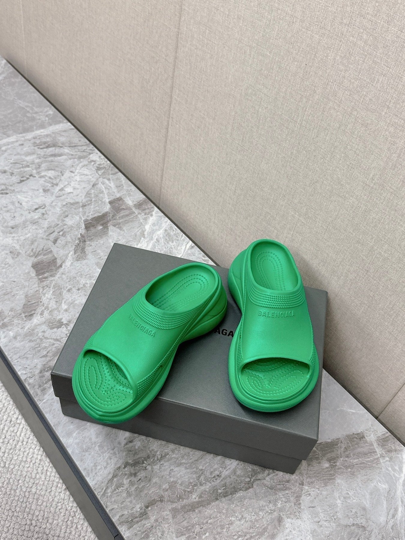 POOL CROCS SLIDE SANDAL IN GREEN RUBBER