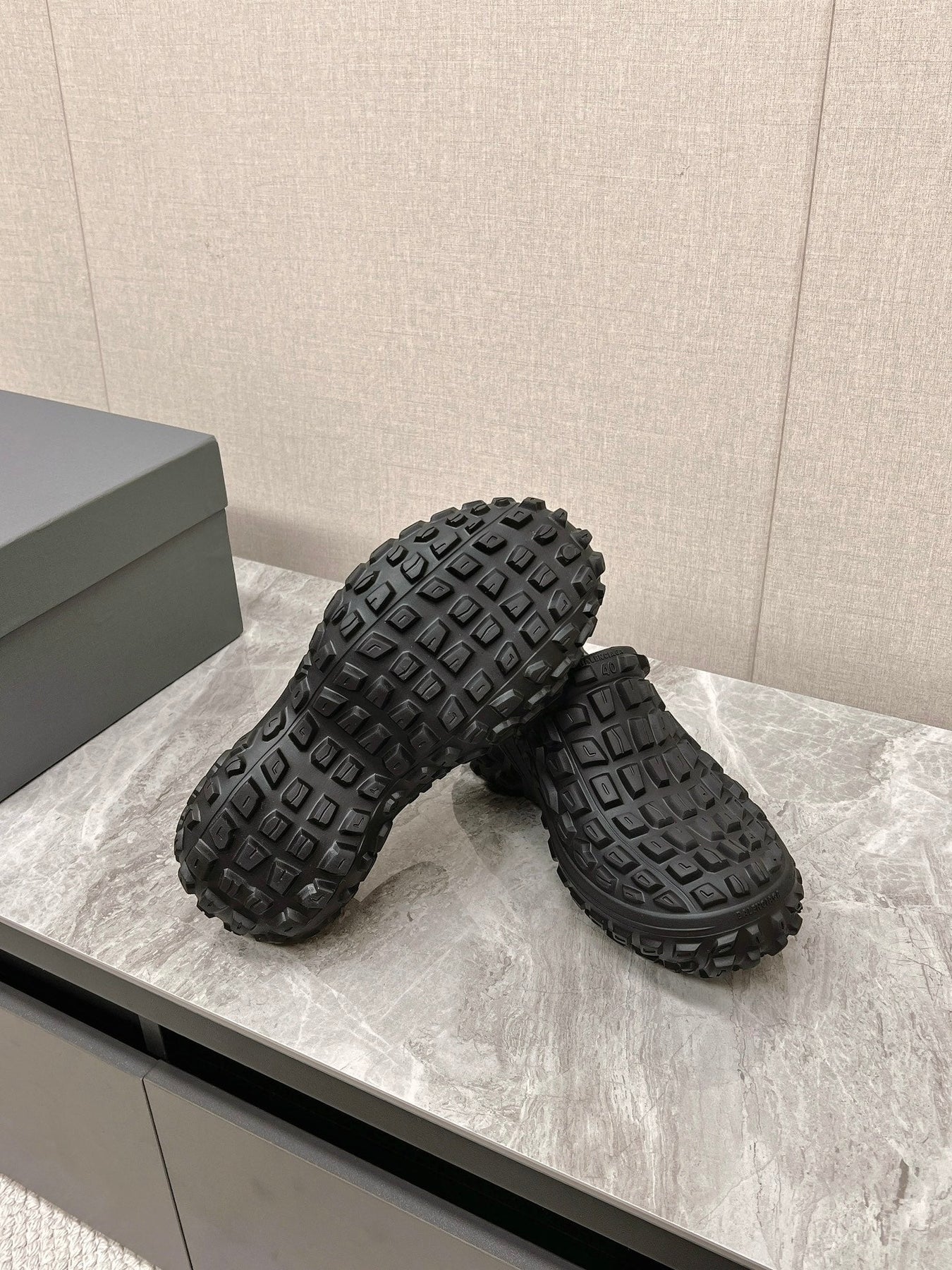 BOUNCER CLOG IN BLACK RUBBER