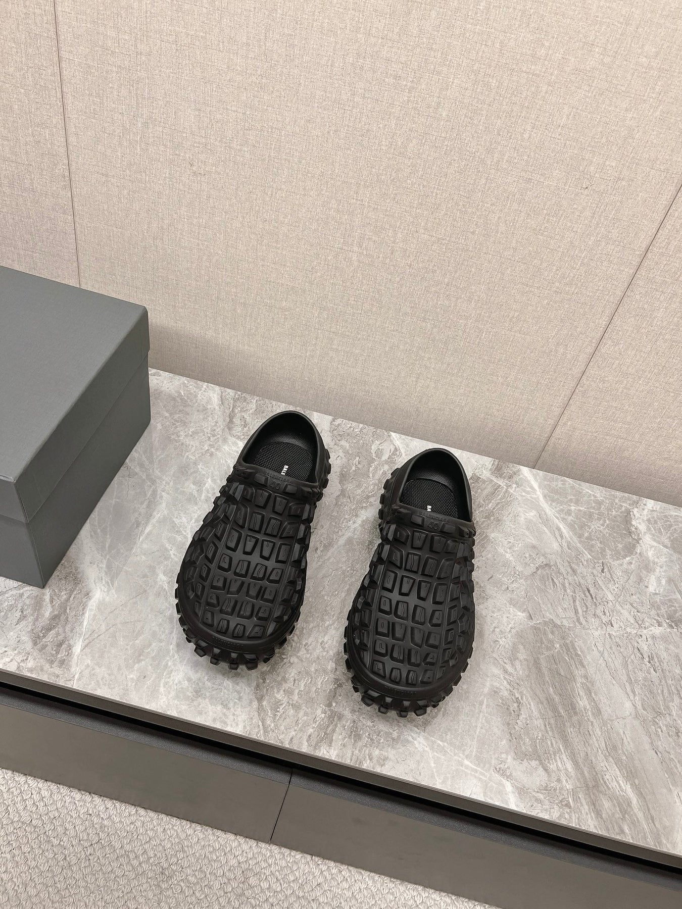 BOUNCER CLOG IN BLACK RUBBER