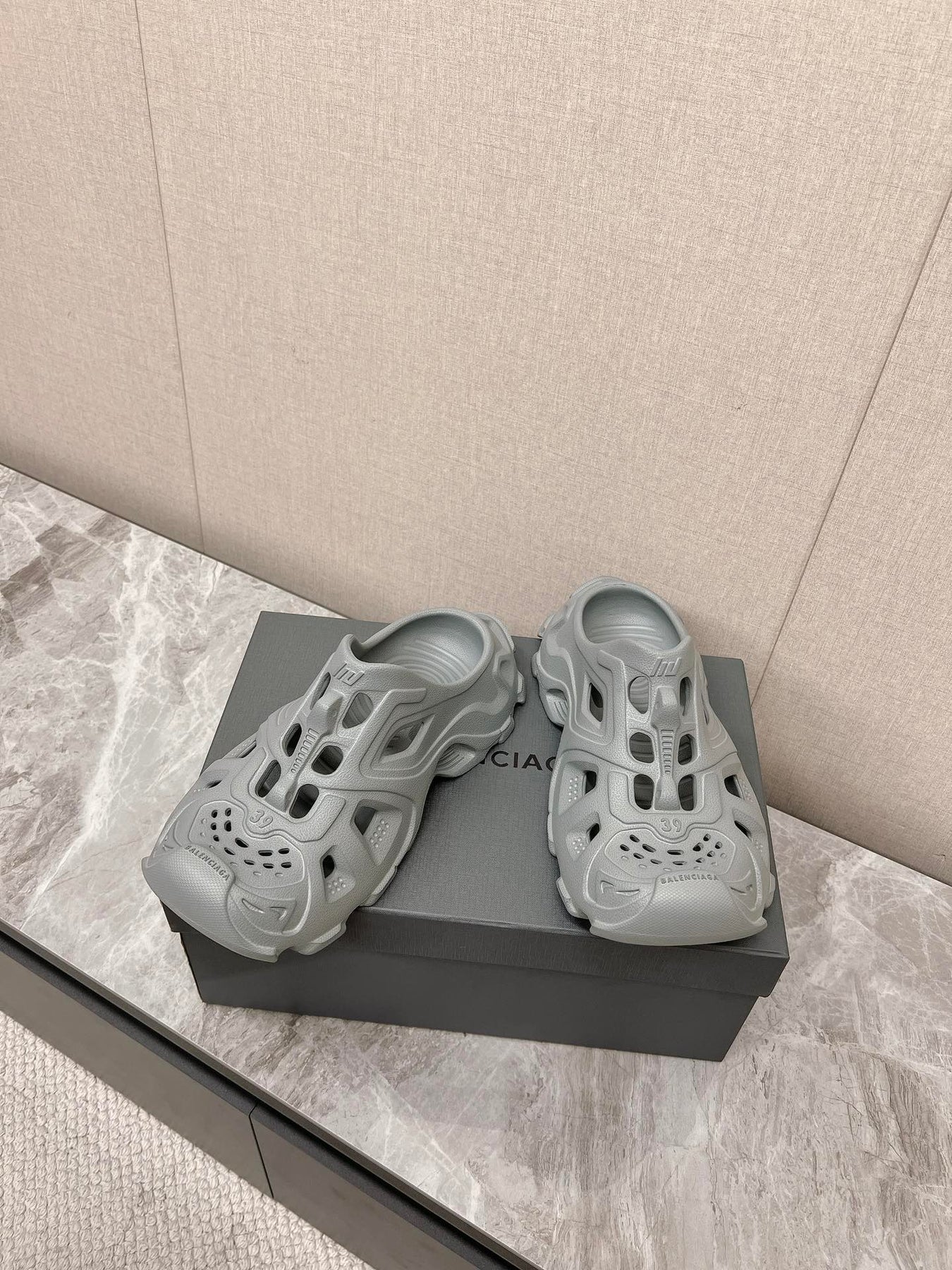 CUT-OUT MULES IN GRAY RUBBER