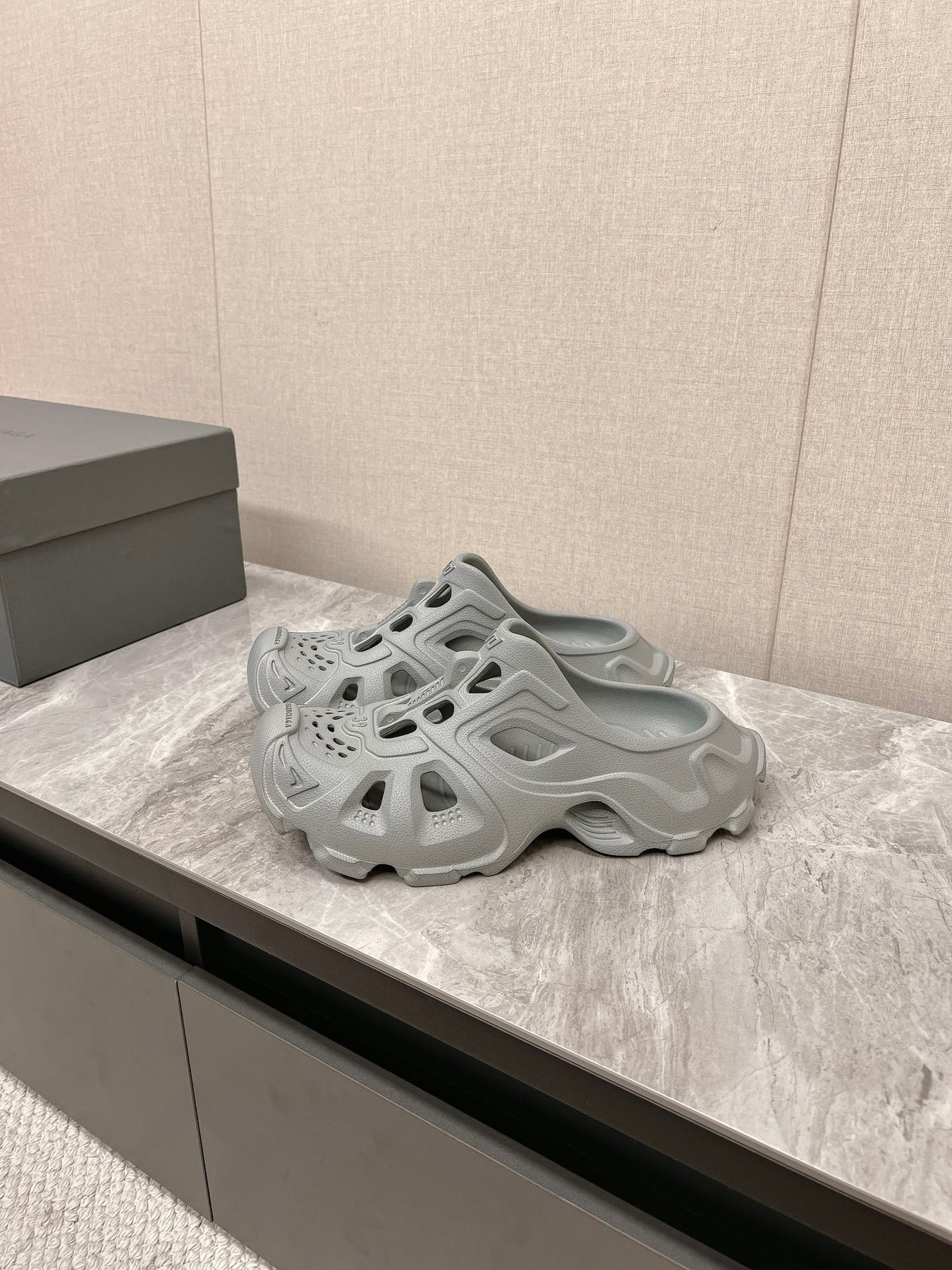 CUT-OUT MULES IN GRAY RUBBER