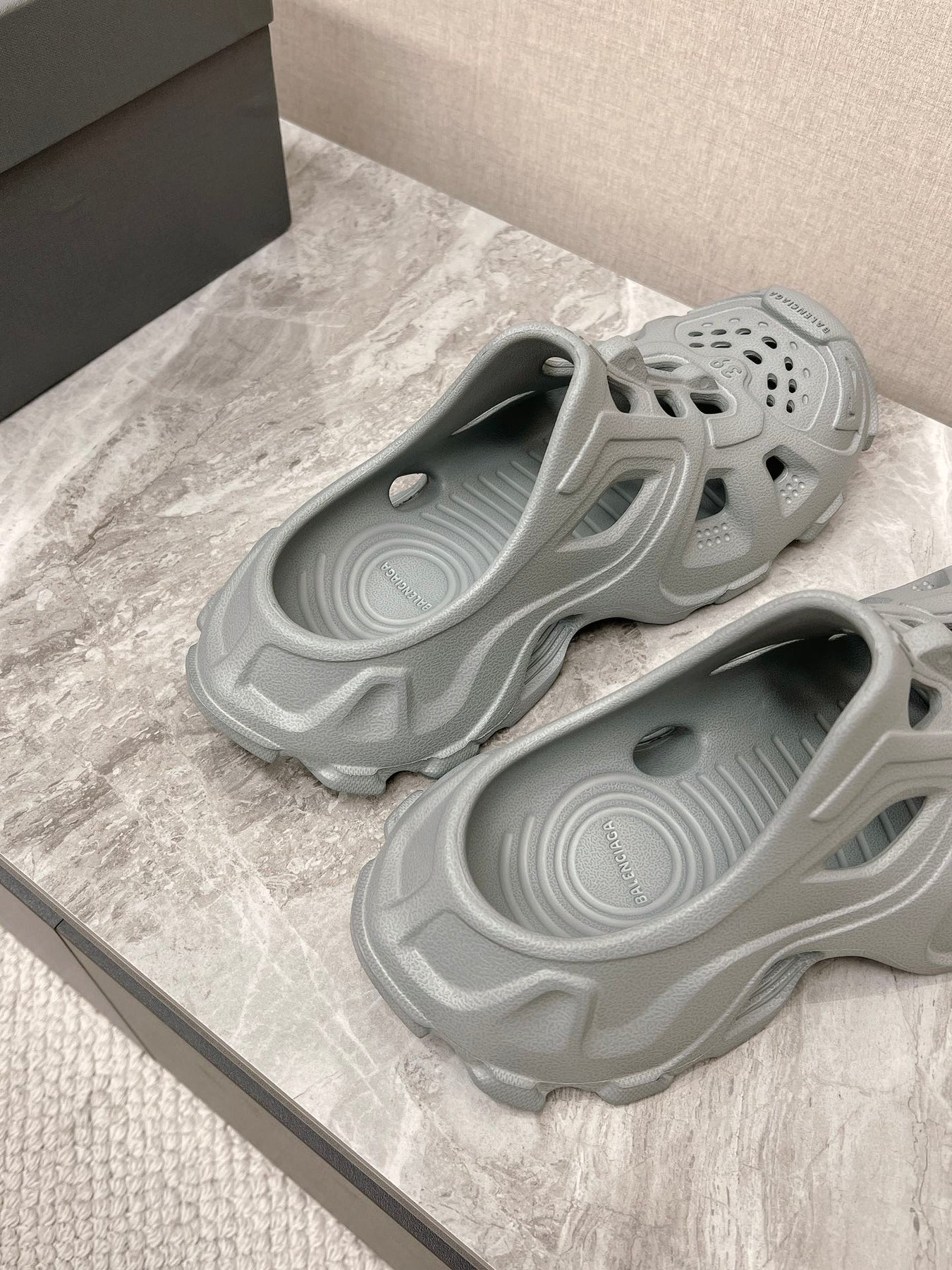 CUT-OUT MULES IN GRAY RUBBER