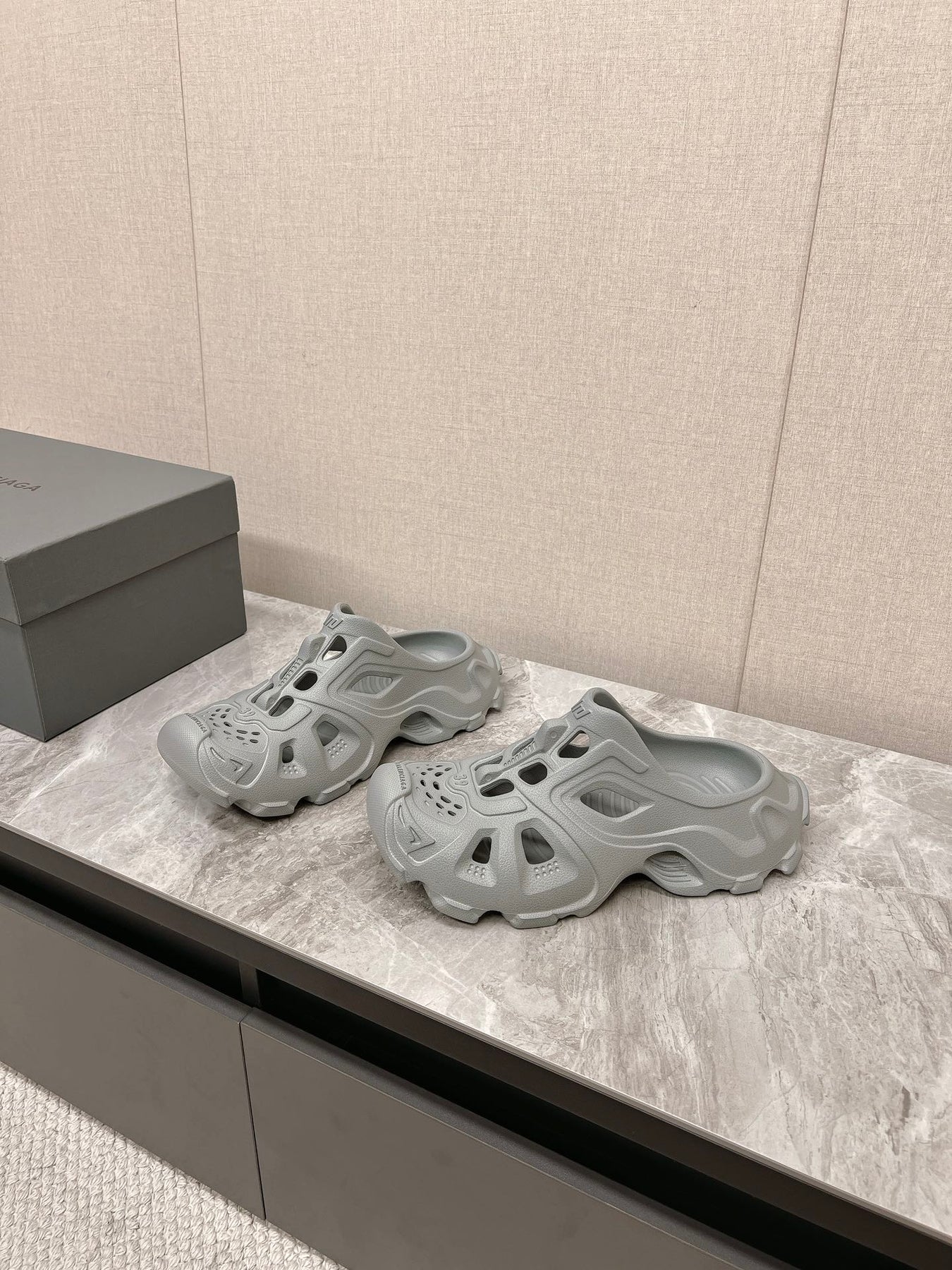 CUT-OUT MULES IN GRAY RUBBER