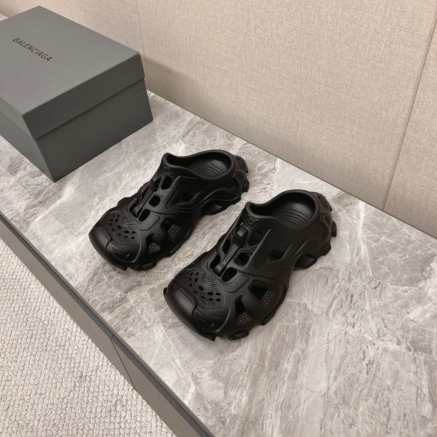 CUT-OUT MULES IN BLACK RUBBER