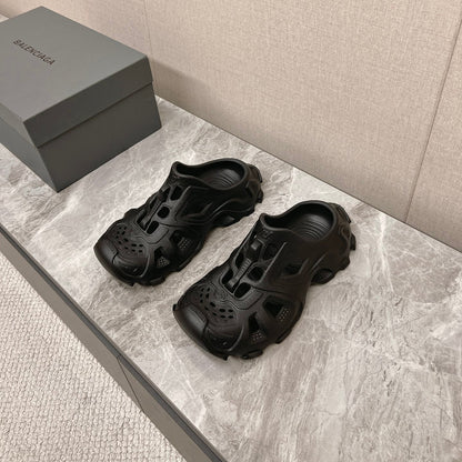 CUT-OUT MULES IN BLACK RUBBER