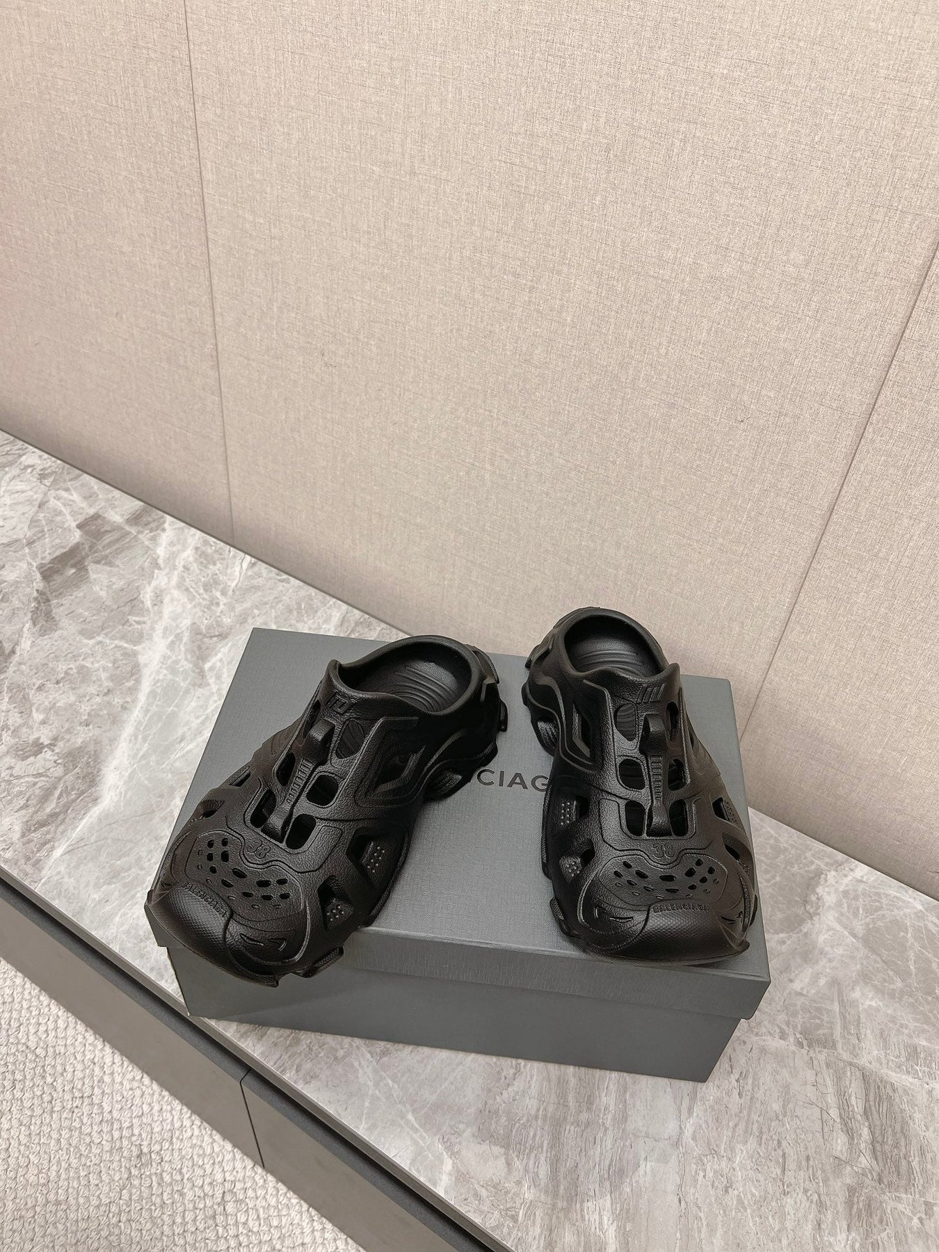 CUT-OUT MULES IN BLACK RUBBER