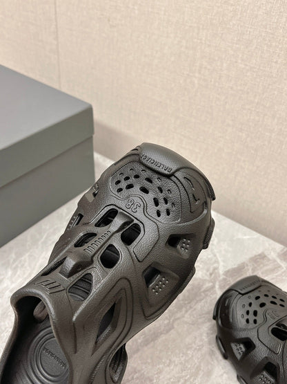 CUT-OUT MULES IN BLACK RUBBER