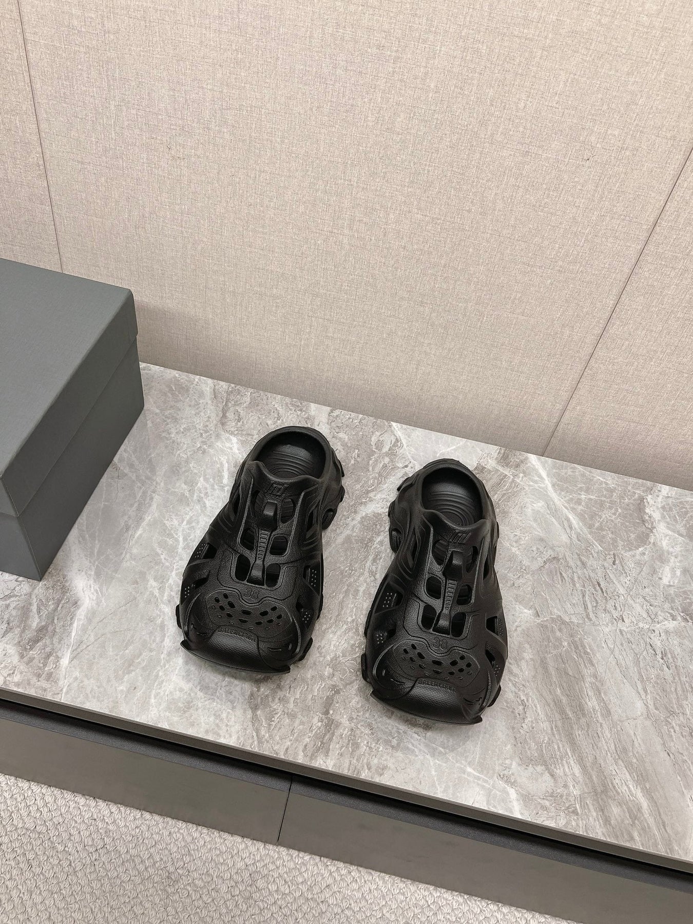 CUT-OUT MULES IN BLACK RUBBER