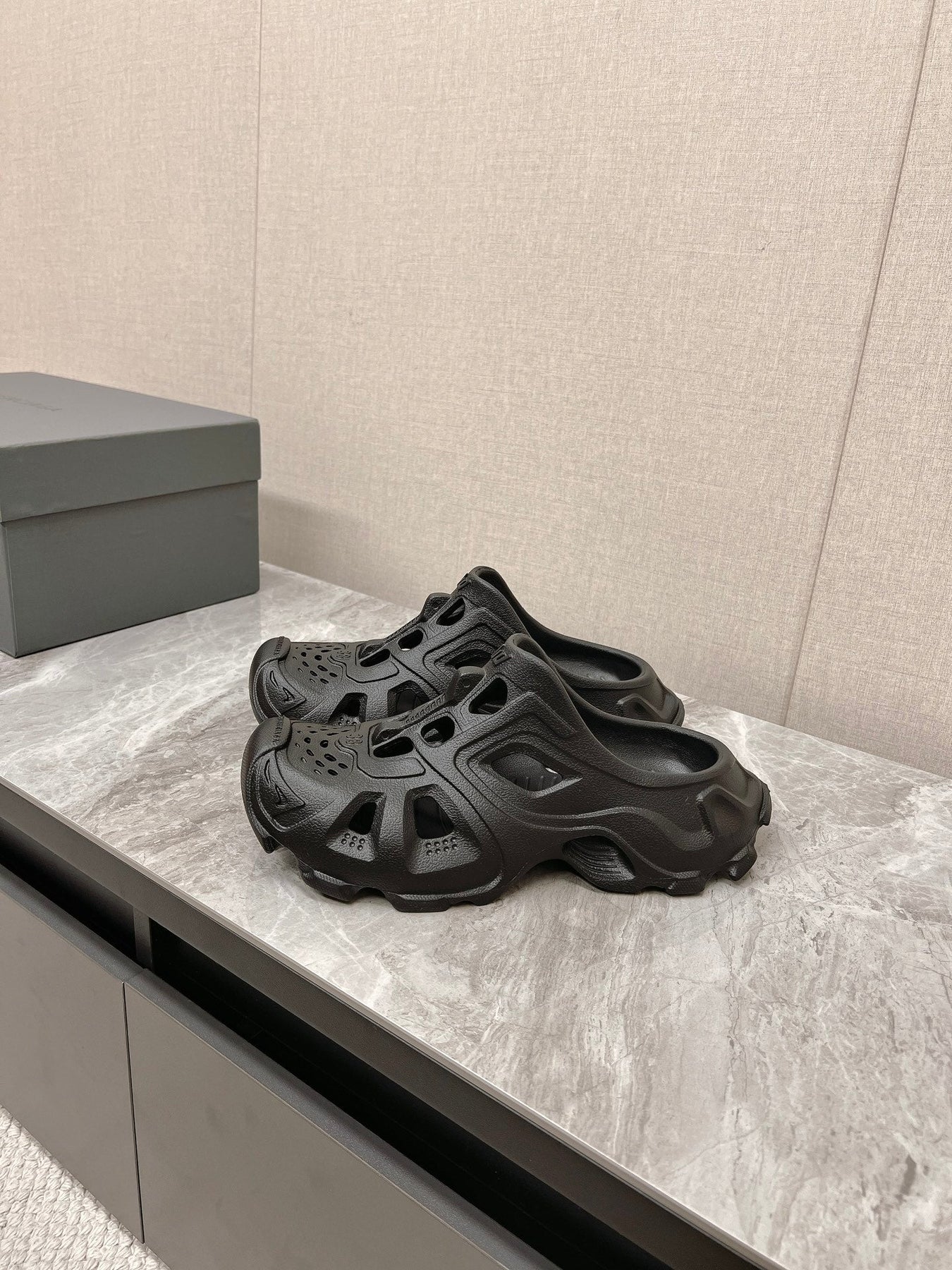 CUT-OUT MULES IN BLACK RUBBER