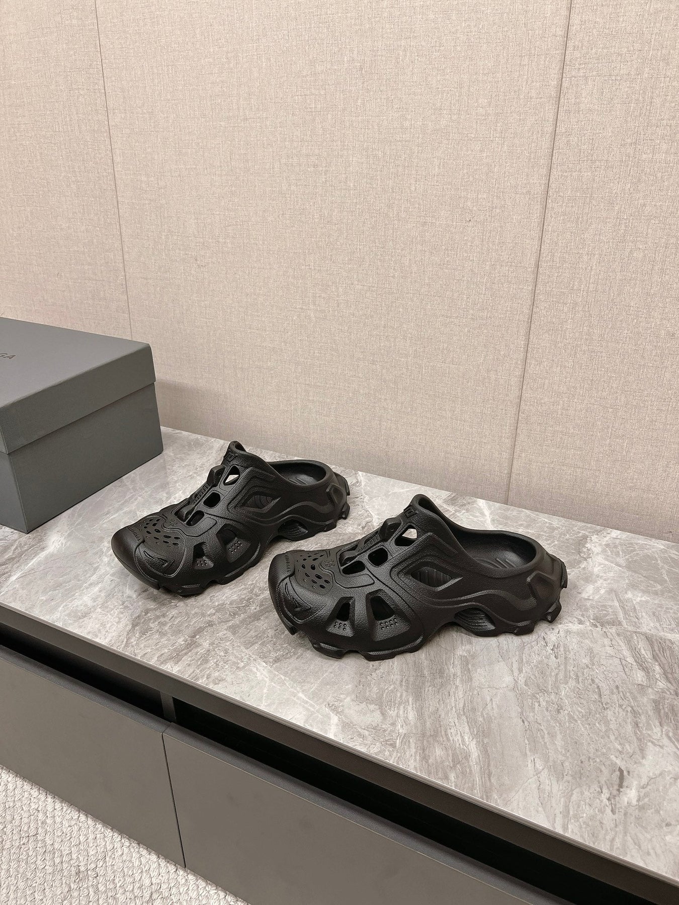 CUT-OUT MULES IN BLACK RUBBER