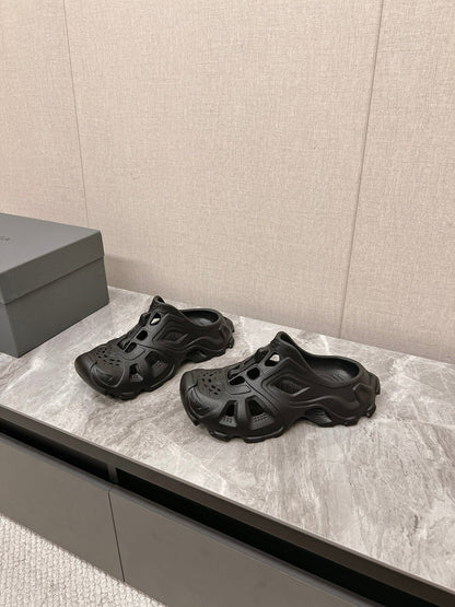 CUT-OUT MULES IN BLACK RUBBER