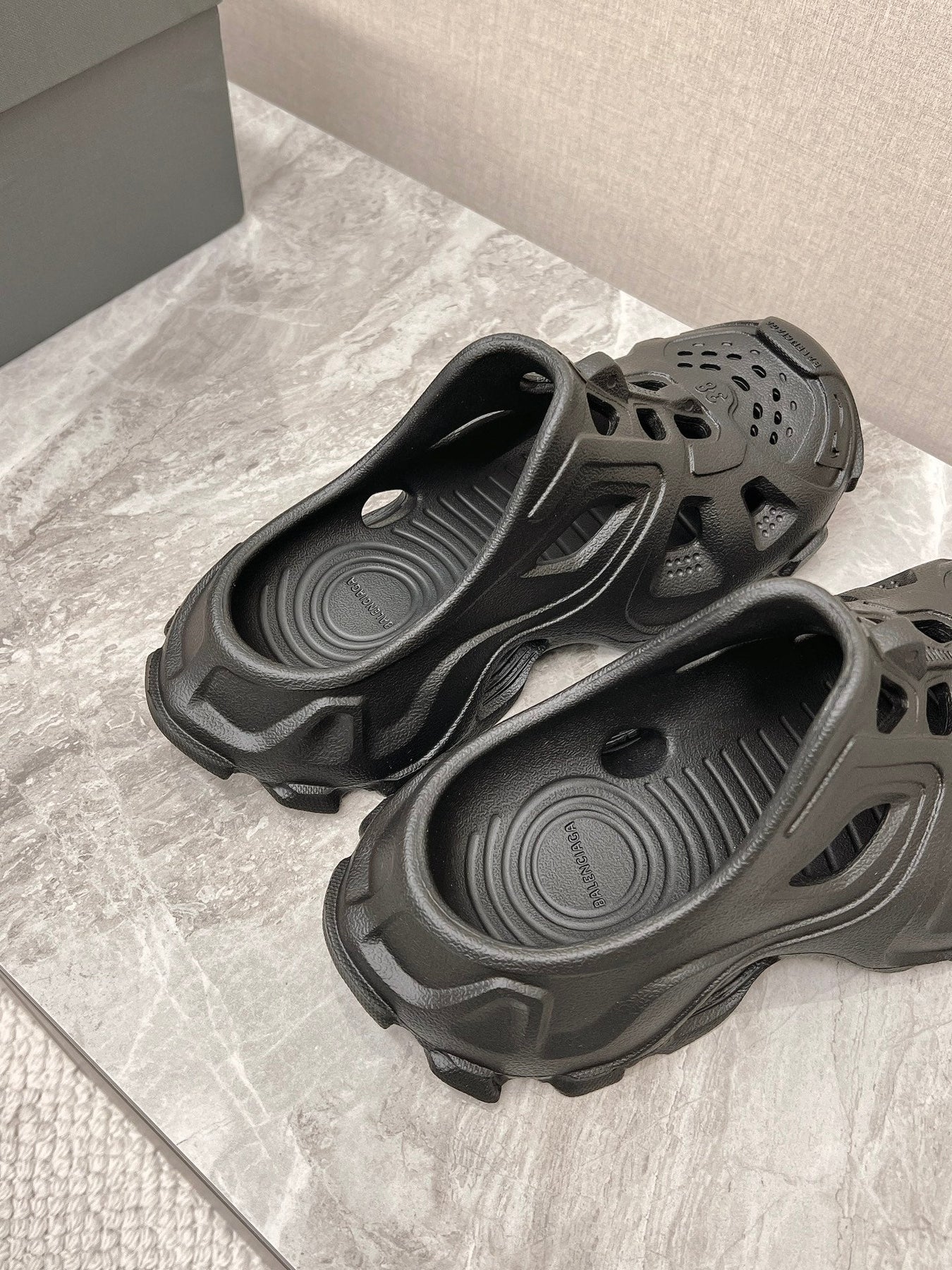 CUT-OUT MULES IN BLACK RUBBER