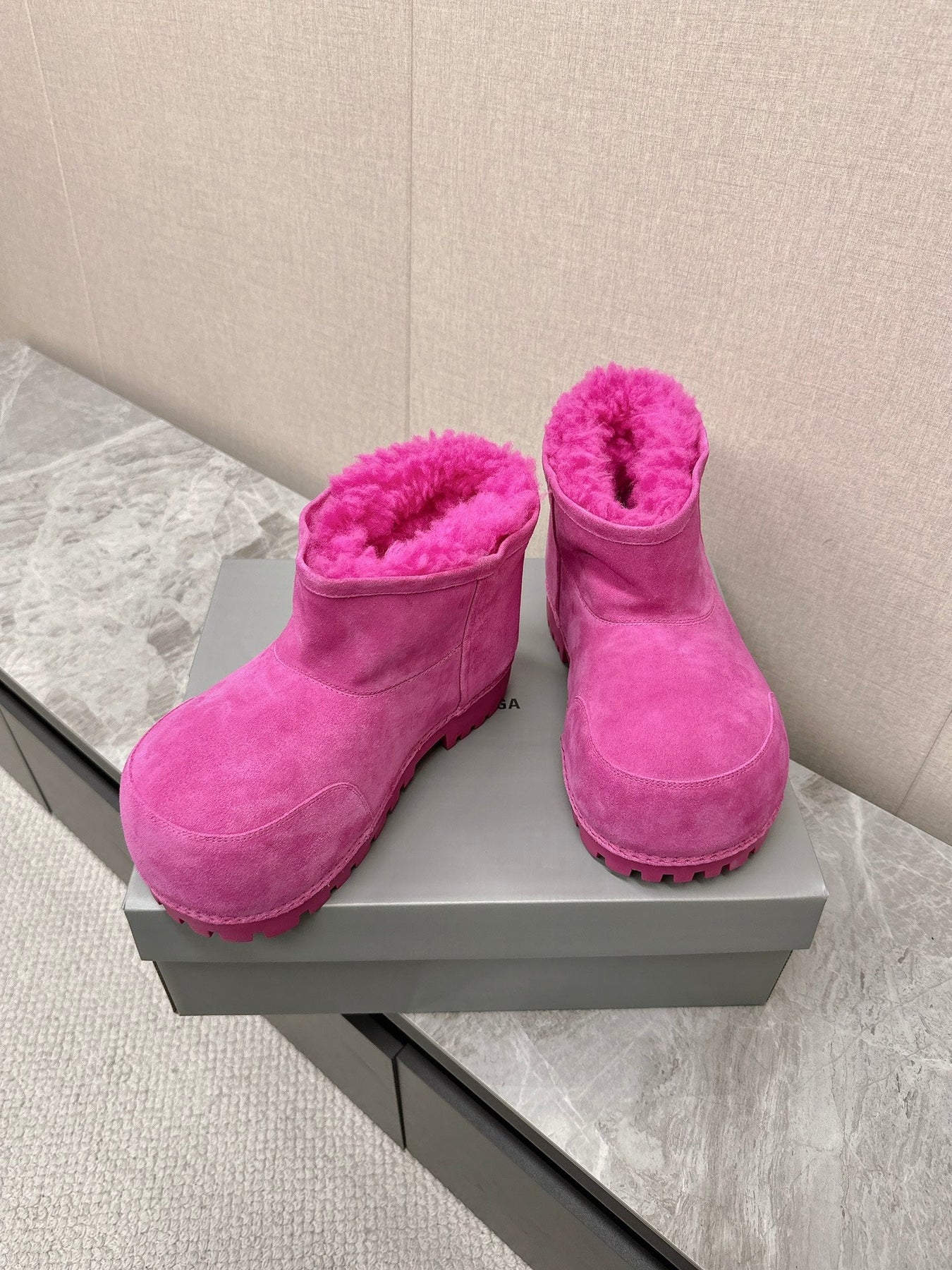 ALASKA BOOTIE IN DEEP PINK SUEDE AND WOOL LINING