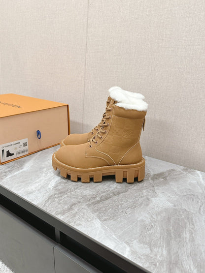 MARTIN ANKLE BOOTS IN PEANUT BROWN SUEDE AND WHITE SHEARLING LINING