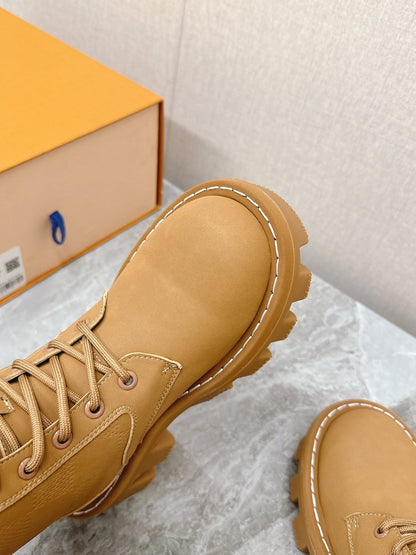 MARTIN ANKLE BOOTS IN PEANUT BROWN SUEDE AND WHITE SHEARLING LINING