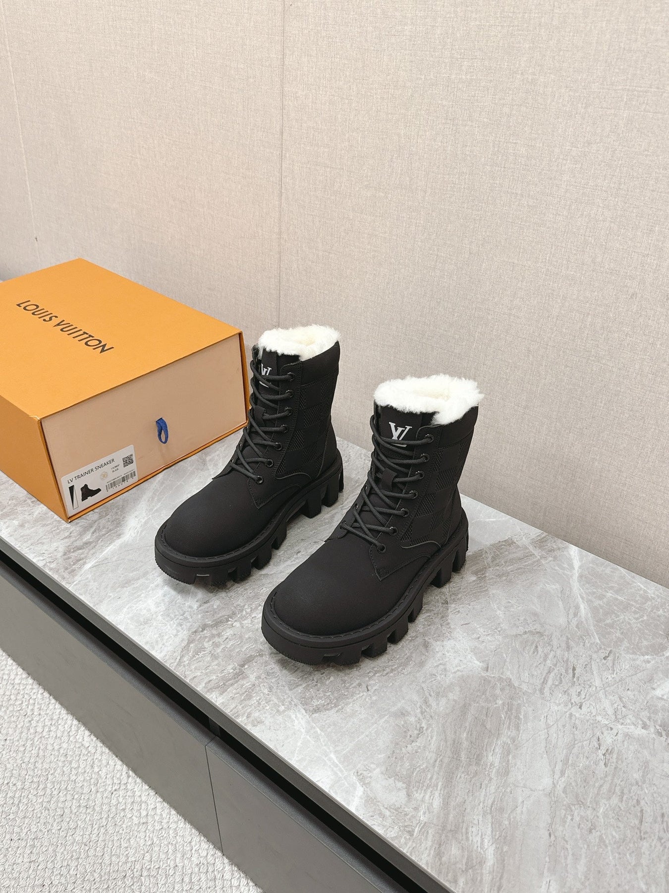 MARTIN ANKLE BOOTS IN BLACK SUEDE AND WHITE SHEARLING LINING