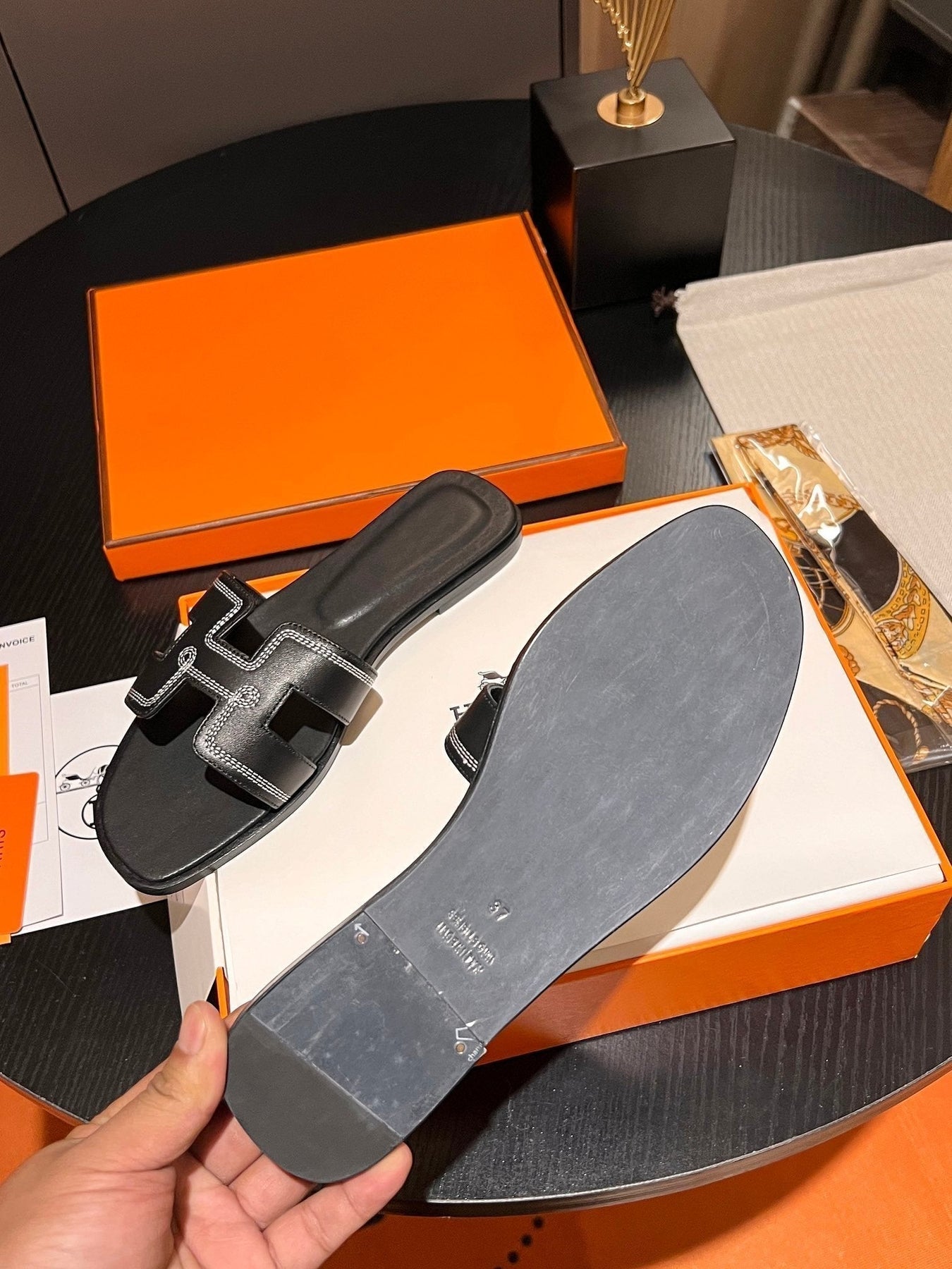 0RAN SANDAL Calfskin Black