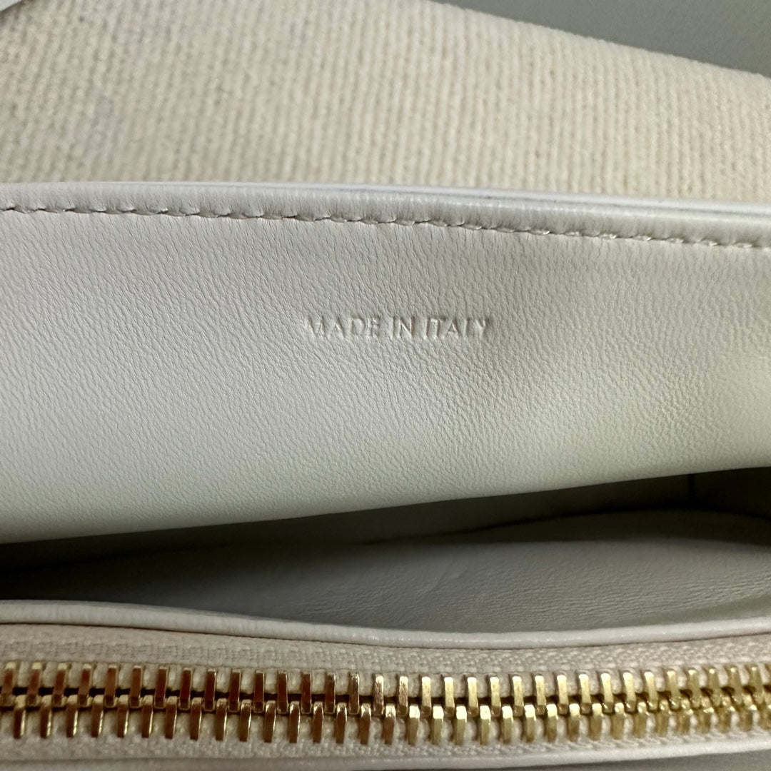 MEDIUM VICTOIRE BAG 25 IN WHITE SUPPLE CALFSKIN GOLD HARDWARE