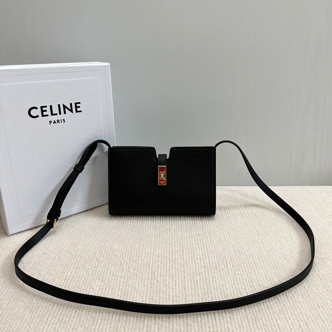 16 STRAP POCHETTE 18 IN BLACK SUPPLE CALFSKIN GOLD HARDWARE