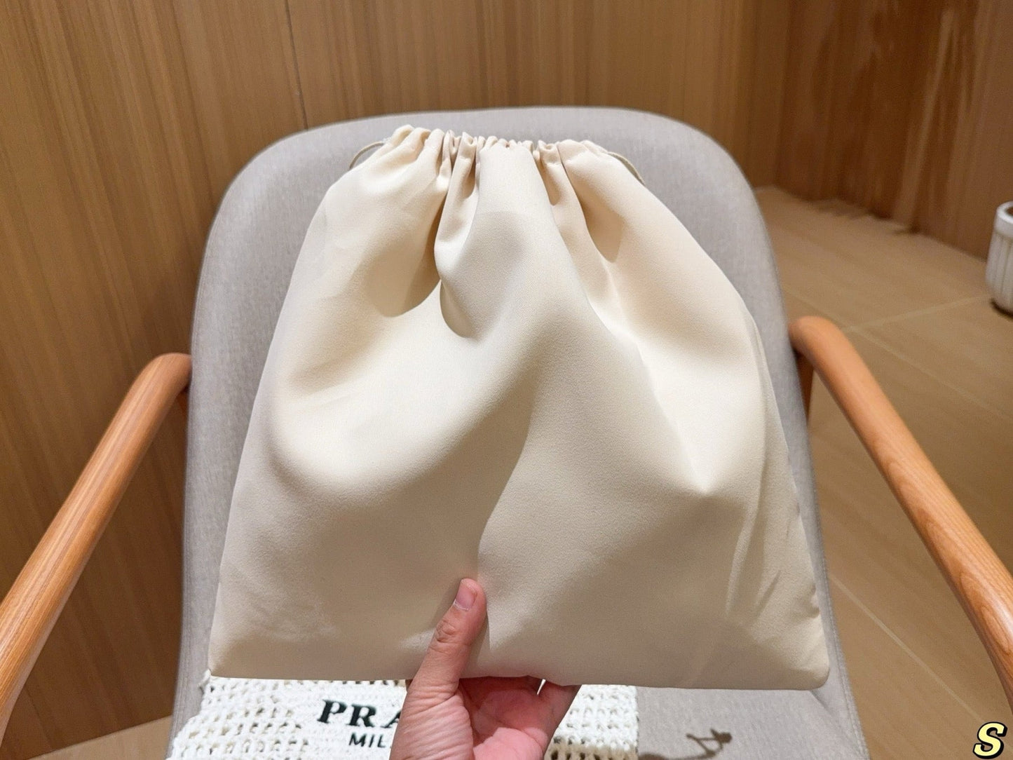 BLACK EMBROIDED LOGO TOTE BAG 38 IN WHITE WOVEN RAFFIA