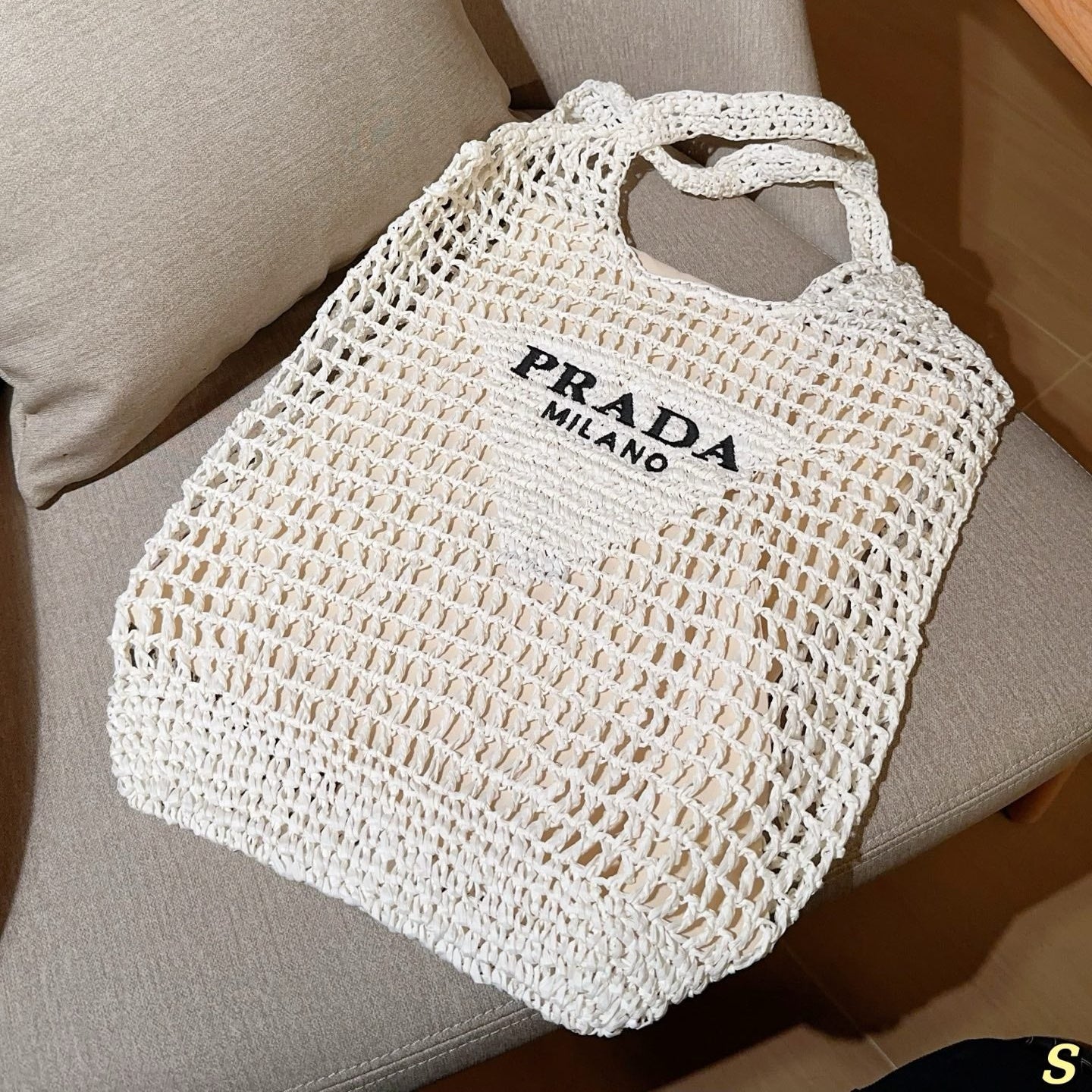 BLACK EMBROIDED LOGO TOTE BAG 38 IN WHITE WOVEN RAFFIA