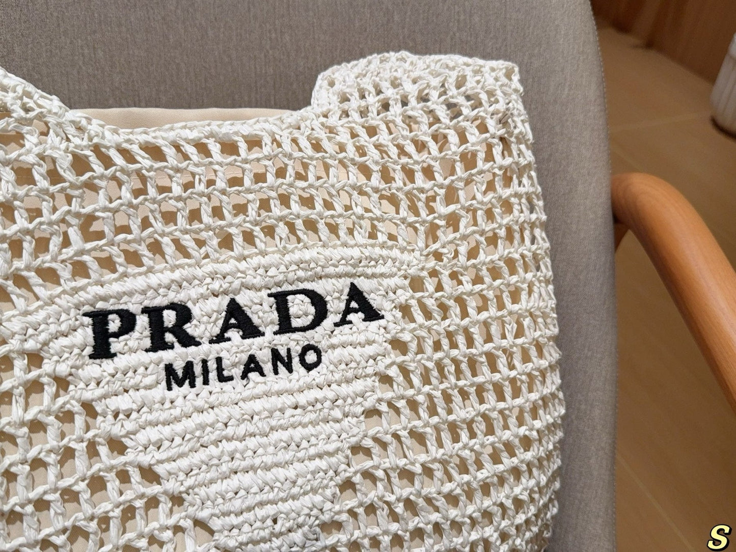 BLACK EMBROIDED LOGO TOTE BAG 38 IN WHITE WOVEN RAFFIA