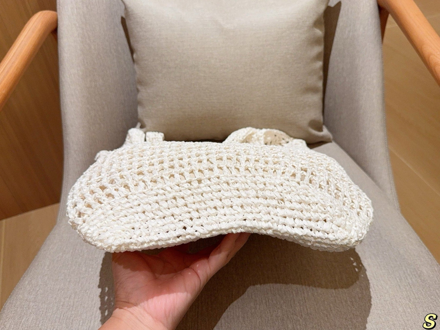 BLACK EMBROIDED LOGO TOTE BAG 38 IN WHITE WOVEN RAFFIA