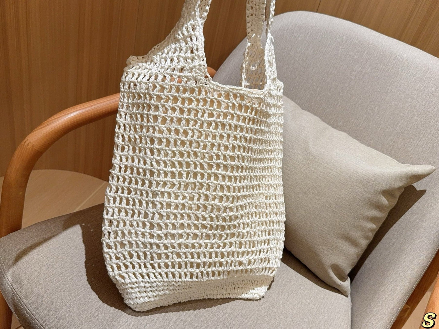 BLACK EMBROIDED LOGO TOTE BAG 38 IN WHITE WOVEN RAFFIA