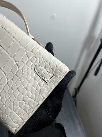KELLY CUT 31 IN WHITE SHINNY ALLIGATOR LEATHER WITH GOLD HARDWARE