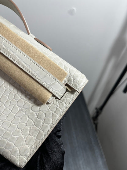 KELLY CUT 31 IN WHITE SHINNY ALLIGATOR LEATHER WITH GOLD HARDWARE
