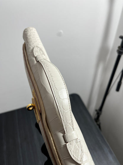 KELLY CUT 31 IN WHITE SHINNY ALLIGATOR LEATHER WITH GOLD HARDWARE