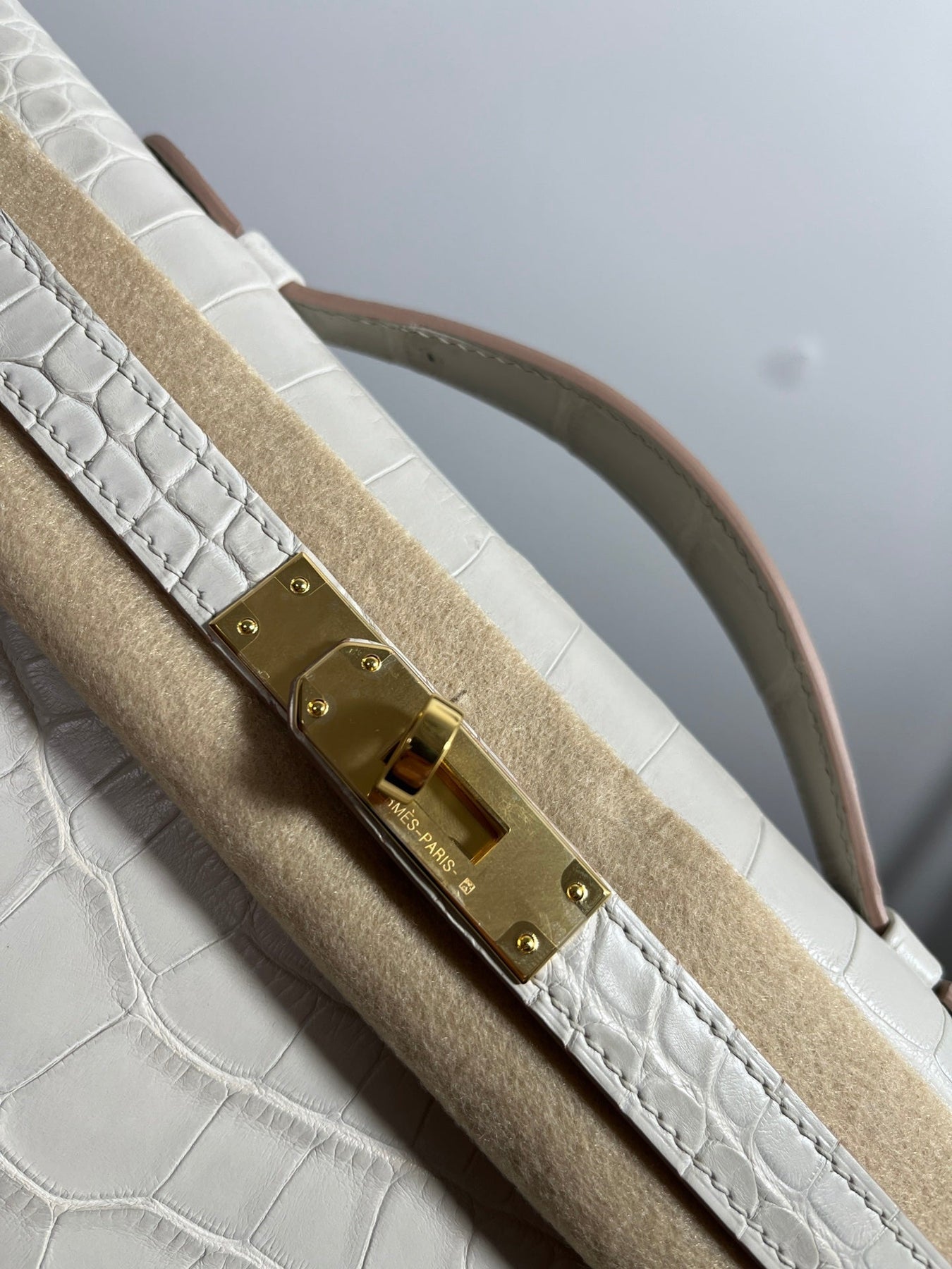 KELLY CUT 31 IN WHITE SHINNY ALLIGATOR LEATHER WITH GOLD HARDWARE