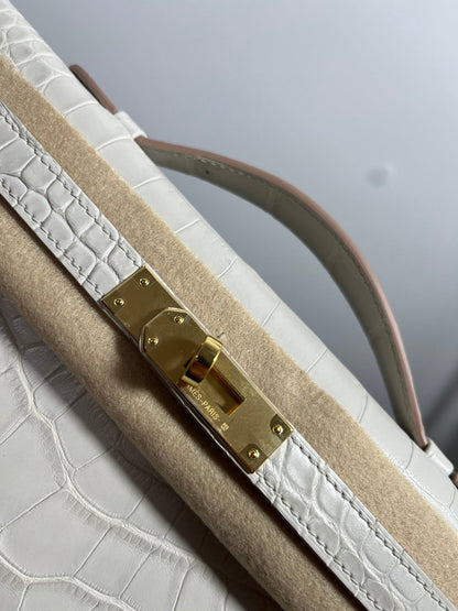 KELLY CUT 31 IN WHITE SHINNY ALLIGATOR LEATHER WITH GOLD HARDWARE